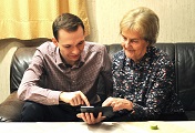 Matthias Gröll mit Kundin